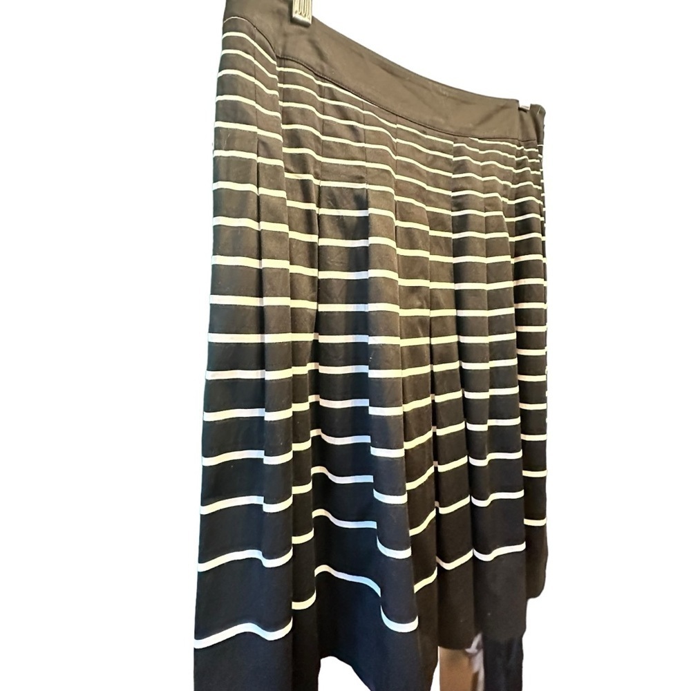 🔴 5 for $40 SALE! 
TALBOTS Pleated ALine Black White Striped Skirt Sz 8 - Picture 6 of 11
